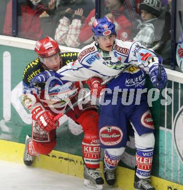 EBEL. Eishockey Bundesliga. EC Pasut VSV gegen EC KAC. TOFF Nico (VSV), SCHULLER David (KAC). Villach, am 26.12.2008.
Foto: Nadja Kuess 


---
pressefotos, pressefotografie, kuess, qs, qspictures, sport, bild, bilder, bilddatenbank