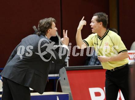 Basketball Bundesliga. Woerthersee Piraten gegen Oberwart Gunners. Mathias Jan Fischer  (Piraten) mit Schiedsrichter.  Klagenfurt, 26.12.2008
Copyright Kuess

---
pressefotos, pressefotografie, kuess, qs, qspictures, sport, bild, bilder, bilddatenbank