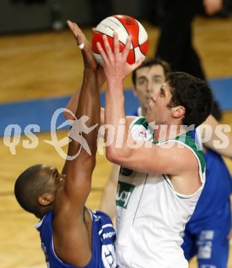 Basketball Bundesliga. Woerthersee Piraten gegen Oberwart Gunners. Erik Rhinehart (Piraten), Jason Johnson (Oberwart).  Klagenfurt, 26.12.2008
Copyright Kuess

---
pressefotos, pressefotografie, kuess, qs, qspictures, sport, bild, bilder, bilddatenbank