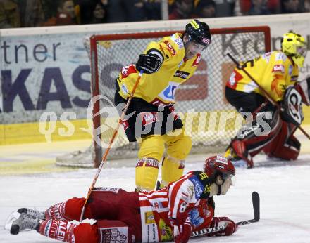 EBEL. Eishockey Bundesliga. KAC gegen EV Vienna Capitals. Raphael Herburger,(KAC), Douglas Lynch  (Capitals). Klagenfurt, am 28.12.2008.
Foto: Kuess 

---
pressefotos, pressefotografie, kuess, qs, qspictures, sport, bild, bilder, bilddatenbank