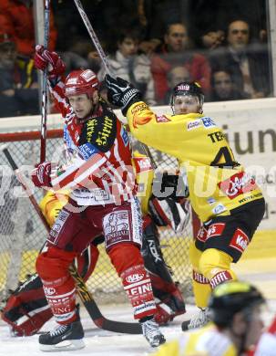 EBEL. Eishockey Bundesliga. KAC gegen EV Vienna Capitals. Mike Craig, (KAC), Anton Tino Teppert (Capitals). Klagenfurt, am 28.12.2008.
Foto: Kuess 

---
pressefotos, pressefotografie, kuess, qs, qspictures, sport, bild, bilder, bilddatenbank