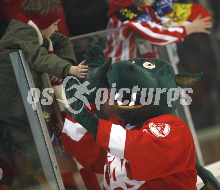 EBEL. Eishockey Bundesliga. KAC gegen EV Vienna Capitals. KAC Maskottchen Lindi klatscht mit jugendlichem Fan ab. Klagenfurt, am 28.12.2008.
Foto: Kuess 

---
pressefotos, pressefotografie, kuess, qs, qspictures, sport, bild, bilder, bilddatenbank