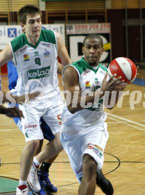 Basketball Bundesliga. Woerthersee Piraten gegen Oberwart Gunners. Rasid Mahalbasic, Timothy Burnette (Piraten).  Klagenfurt, 26.12.2008
Copyright Kuess

---
pressefotos, pressefotografie, kuess, qs, qspictures, sport, bild, bilder, bilddatenbank