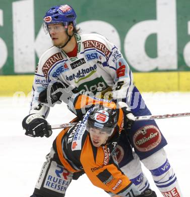 EBEL. Eishockey Bundesliga. EC Pasut VSV gegen EC Graz 99ers. Thomas Raffl, (VSV),  Harry Lange (Graz). Villach, am 30.12.2008.
Foto: Kuess 


---
pressefotos, pressefotografie, kuess, qs, qspictures, sport, bild, bilder, bilddatenbank