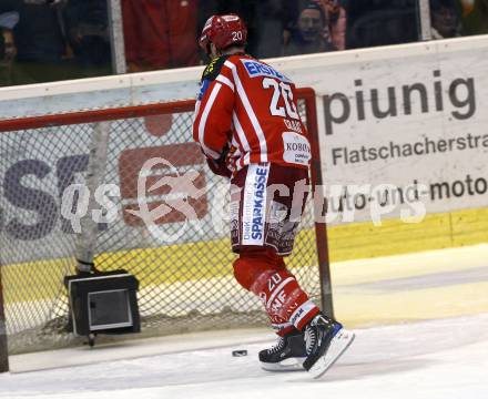 EBEL. Eishockey Bundesliga. EC KAC gegen EC RED BULL SALZBURG. Mike Craig schiebt den Puck zum 4:1.Endstand ins Tor. Klagenfurt, am 2.1.2009.
Foto: Kuess 

---
pressefotos, pressefotografie, kuess, qs, qspictures, sport, bild, bilder, bilddatenbank