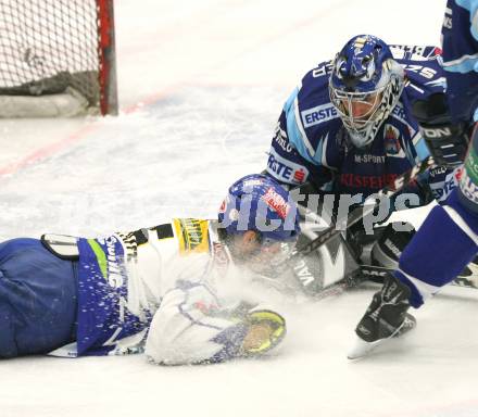 EBEL. Eishockey Bundesliga. VSV gegen Alba Volan. Thomas Raffl (VSV), Szuper (Alba Volan). Villach, am 2.1.2009.
Foto: Kuess 

---
pressefotos, pressefotografie, kuess, qs, qspictures, sport, bild, bilder, bilddatenbank