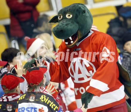 EBEL. Eishockey Bundesliga. EC KAC gegen EC RED BULL SALZBURG. KAC Maskottchen Lindi mit jugendlichen Fans. Klagenfurt, am 2.1.2009.
Foto: Kuess 

---
pressefotos, pressefotografie, kuess, qs, qspictures, sport, bild, bilder, bilddatenbank