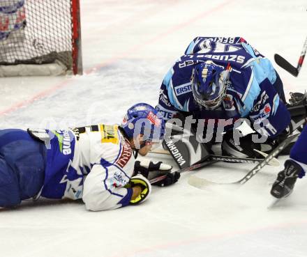 EBEL. Eishockey Bundesliga. VSV gegen Alba Volan. Thomas Raffl (VSV), Szuper (Alba Volan). Villach, am 2.1.2009.
Foto: Kuess 

---
pressefotos, pressefotografie, kuess, qs, qspictures, sport, bild, bilder, bilddatenbank