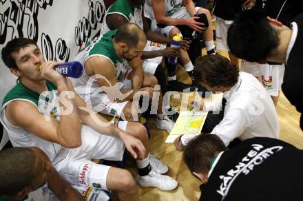 Basketball. Bundesliga. Kelag Woerthersee Piraten gegen BSC Raiffeisen Fuerstenfeld Panthers. Time out. Selmir Husanovic, Joachim Buggelsheim, Trainer Matthias Fischer (Piraten). Klagenfurt, 4.1.2009
Foto: Kuess

---
pressefotos, pressefotografie, kuess, qs, qspictures, sport, bild, bilder, bilddatenbank