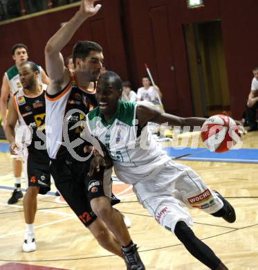 Basketball. Bundesliga. Kelag Wörthersee Piraten gegen BSC Raiffeisen Fürstenfeld Panthers. Brandon Hartley (Piraten), Slobodan Ocokoljic (Fuerstenfeld). Klagenfurt, 4.1.2009
Foto: Kuess

---
pressefotos, pressefotografie, kuess, qs, qspictures, sport, bild, bilder, bilddatenbank