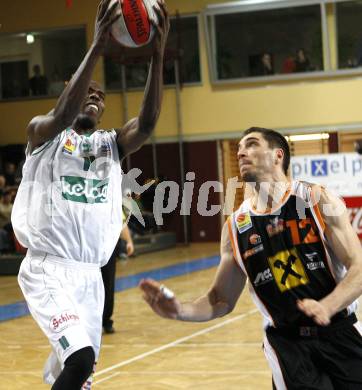 Basketball. Bundesliga. Kelag Wörthersee Piraten gegen BSC Raiffeisen Fürstenfeld Panthers. Brandon Hartley (Piraten), Slobodan Ocokoljic (Fuerstenfeld). Klagenfurt, 4.1.2009
Foto: Kuess

---
pressefotos, pressefotografie, kuess, qs, qspictures, sport, bild, bilder, bilddatenbank