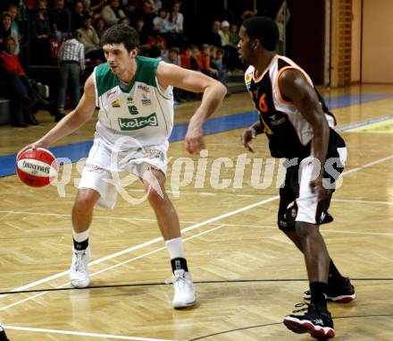 Basketball. Bundesliga. Kelag Wörthersee Piraten gegen BSC Raiffeisen Fürstenfeld Panthers. Selmir Husanovic (Piraten), Nicholas Gipson (Fuerstenfeld). Klagenfurt, 4.1.2009
Foto: Kuess

---
pressefotos, pressefotografie, kuess, qs, qspictures, sport, bild, bilder, bilddatenbank