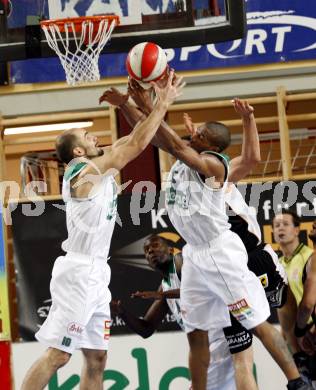 Basketball. Bundesliga. Kelag Woerthersee Piraten gegen BSC Raiffeisen Fuerstenfeld Panthers. Joachim Buggelsheim, Tim Burnette (Piraten). Klagenfurt, 4.1.2009
Foto: Kuess

---
pressefotos, pressefotografie, kuess, qs, qspictures, sport, bild, bilder, bilddatenbank