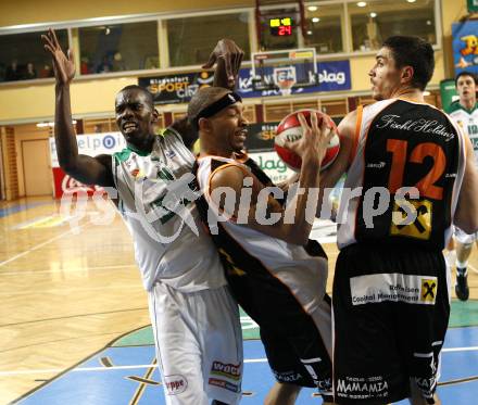 Basketball. Bundesliga. Kelag Wörthersee Piraten gegen BSC Raiffeisen Fürstenfeld Panthers. Brandon Hartley (Piraten), Ray Shawn, Slobodan Ocokoljic (Fuerstenfeld).  Klagenfurt, 4.1.2009
Foto: Kuess

---
pressefotos, pressefotografie, kuess, qs, qspictures, sport, bild, bilder, bilddatenbank