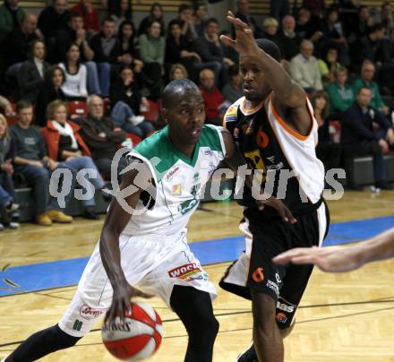 Basketball. Bundesliga. Kelag Wörthersee Piraten gegen BSC Raiffeisen Fürstenfeld Panthers. Brandon Hartlley (Piraten), Nicholas Gipson (Fuerstenfeld). Klagenfurt, 4.1.2009
Foto: Kuess

---
pressefotos, pressefotografie, kuess, qs, qspictures, sport, bild, bilder, bilddatenbank