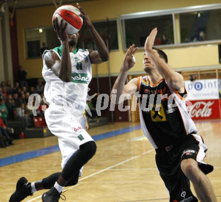 Basketball. Bundesliga. Kelag Woerthersee Piraten gegen BSC Raiffeisen Fuerstenfeld Panthers. Brandon Hartley (Piraten), Slobodan Ocokoljic (Fuerstenfeld). Klagenfurt, 4.1.2009
Foto: Kuess

---
pressefotos, pressefotografie, kuess, qs, qspictures, sport, bild, bilder, bilddatenbank