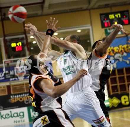 Basketball. Bundesliga. Kelag Wörthersee Piraten gegen BSC Raiffeisen Fürstenfeld Panthers. Joachim Buggelsheim (Piraten), Adam Louise Boone (Fuerstenfeld). Klagenfurt, 4.1.2009
Foto: Kuess

---
pressefotos, pressefotografie, kuess, qs, qspictures, sport, bild, bilder, bilddatenbank