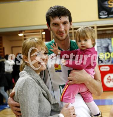 Basketball. Bundesliga. Kelag Wörthersee Piraten gegen BSC Raiffeisen Fürstenfeld Panthers. Selmir Husanovic (Piraten) mit Frau und Tochter.  Klagenfurt, 4.1.2009
Foto: Kuess

---
pressefotos, pressefotografie, kuess, qs, qspictures, sport, bild, bilder, bilddatenbank