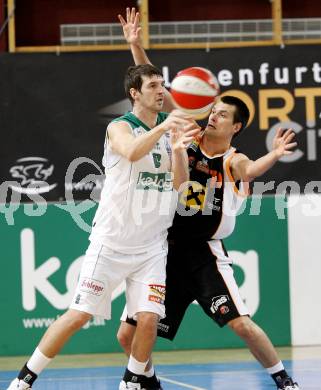 Basketball. Bundesliga. Kelag Wörthersee Piraten gegen BSC Raiffeisen Fürstenfeld Panthers. Selmir Husanovic (Piraten), Samo Grum (Fuerstenfeld). Klagenfurt, 4.1.2009
Foto: Kuess

---
pressefotos, pressefotografie, kuess, qs, qspictures, sport, bild, bilder, bilddatenbank