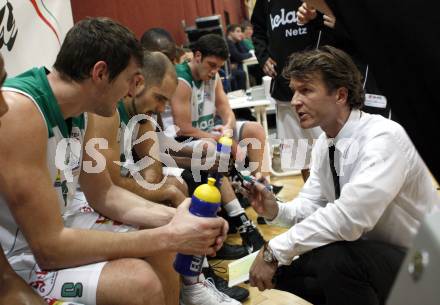 Basketball. Bundesliga. Kelag Woerthersee Piraten gegen BSC Raiffeisen Fuerstenfeld Panthers. Time out. Selmir Husanovic, Joachim Buggelsheim, Erik Rhinehart, Trainer Matthias Fischer (Piraten). Klagenfurt, 4.1.2009
Foto: Kuess

---
pressefotos, pressefotografie, kuess, qs, qspictures, sport, bild, bilder, bilddatenbank