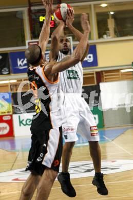 Basketball. Bundesliga. Kelag Wörthersee Piraten gegen BSC Raiffeisen Fürstenfeld Panthers. Tim Burnette (Piraten), Ray Shawn (Fuerstenfeld). Klagenfurt, 4.1.2009
Foto: Kuess

---
pressefotos, pressefotografie, kuess, qs, qspictures, sport, bild, bilder, bilddatenbank