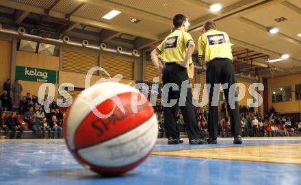 Basketball. Bundesliga. Kelag Woerthersee Piraten gegen BSC Raiffeisen Fuerstenfeld Panthers. Feature. Basketball, Schiedsrichter, Zuschauer. Klagenfurt, 4.1.2009
Foto: Kuess

---
pressefotos, pressefotografie, kuess, qs, qspictures, sport, bild, bilder, bilddatenbank