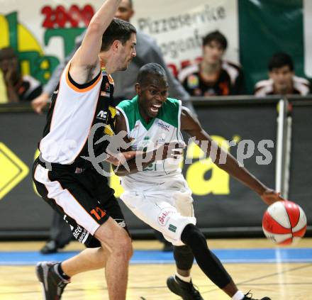 Basketball. Bundesliga. Kelag Wörthersee Piraten gegen BSC Raiffeisen Fürstenfeld Panthers. Brandon Hartley (Piraten), Slobodan Ocokoljic (Fuerstenfeld). Klagenfurt, 4.1.2009
Foto: Kuess

---
pressefotos, pressefotografie, kuess, qs, qspictures, sport, bild, bilder, bilddatenbank