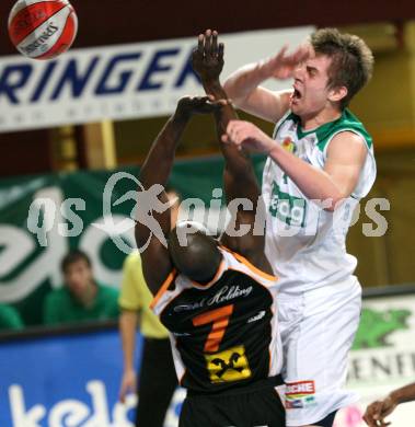 Basketball. Bundesliga. Kelag Wörthersee Piraten gegen BSC Raiffeisen Fürstenfeld Panthers. Rasid Mahalbasic (Piraten), Trevor Gaines (Fuerstenfeld). Klagenfurt, 4.1.2009
Foto: Kuess

---
pressefotos, pressefotografie, kuess, qs, qspictures, sport, bild, bilder, bilddatenbank