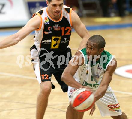 Basketball. Bundesliga. Kelag Wörthersee Piraten gegen BSC Raiffeisen Fürstenfeld Panthers. Tim Bunette (Piraten), Slobodan Ocokoljic (Fuerstenfeld). Klagenfurt, 4.1.2009
Foto: Kuess

---
pressefotos, pressefotografie, kuess, qs, qspictures, sport, bild, bilder, bilddatenbank