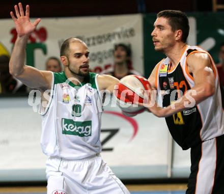 Basketball. Bundesliga. Kelag Wörthersee Piraten gegen BSC Raiffeisen Fürstenfeld Panthers. Joachim Buggelsheim (PIraten), Slobodan Ocokoljic (Fuerstenfeld)Klagenfurt, 4.1.2009
Foto: Kuess

---
pressefotos, pressefotografie, kuess, qs, qspictures, sport, bild, bilder, bilddatenbank