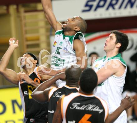 Basketball. Bundesliga. Kelag Woerthersee Piraten gegen BSC Raiffeisen Fuerstenfeld Panthers. Tim Burnette, Erik Rhinehart (Piraten). Klagenfurt, 4.1.2009
Foto: Kuess

---
pressefotos, pressefotografie, kuess, qs, qspictures, sport, bild, bilder, bilddatenbank