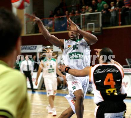 Basketball. Bundesliga. Kelag Wörthersee Piraten gegen BSC Raiffeisen Fürstenfeld Panthers. Tim Burnette (Piraten), Adam Louis Boone (Fuerstenfeld). Klagenfurt, 4.1.2009
Foto: Kuess

---
pressefotos, pressefotografie, kuess, qs, qspictures, sport, bild, bilder, bilddatenbank