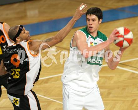 Basketball. Bundesliga. Kelag Woerthersee Piraten gegen BSC Raiffeisen Fuerstenfeld Panthers. Erik Rhinehart (Piraten), Ray Shawn (Fuerstenfeld). Klagenfurt, 4.1.2009
Foto: Kuess

---
pressefotos, pressefotografie, kuess, qs, qspictures, sport, bild, bilder, bilddatenbank