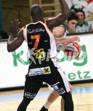 Basketball. Bundesliga. Kelag Woerthersee Piraten gegen BSC Raiffeisen Fuerstenfeld Panthers. Erik Rhinehart (Piraten), Trevor Gaines (Fuerstenfeld). Klagenfurt, 4.1.2009
Foto: Kuess

---
pressefotos, pressefotografie, kuess, qs, qspictures, sport, bild, bilder, bilddatenbank