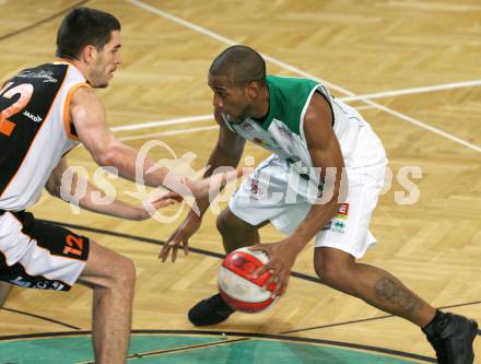 Basketball. Bundesliga. Kelag Woerthersee Piraten gegen BSC Raiffeisen Fuerstenfeld Panthers. Tim Burnette (Piraten), Slobodan Ocokoljic (Fuerstenfeld). Klagenfurt, 4.1.2009
Foto: Kuess

---
pressefotos, pressefotografie, kuess, qs, qspictures, sport, bild, bilder, bilddatenbank