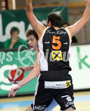 Basketball. Bundesliga. Kelag Woerthersee Piraten gegen BSC Raiffeisen Fuerstenfeld Panthers. Rasid Mahalbasic (Piraten), Bryan Lucas (Fuerstenfeld) Klagenfurt, 4.1.2009
Foto: Kuess

---
pressefotos, pressefotografie, kuess, qs, qspictures, sport, bild, bilder, bilddatenbank