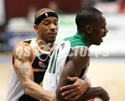 Basketball. Bundesliga. Kelag Wörthersee Piraten gegen BSC Raiffeisen Fürstenfeld Panthers. Brandon Hartley (Piraten), Ray Shawn (Fuerstenfeld). Klagenfurt, 4.1.2009
Foto: Kuess

---
pressefotos, pressefotografie, kuess, qs, qspictures, sport, bild, bilder, bilddatenbank