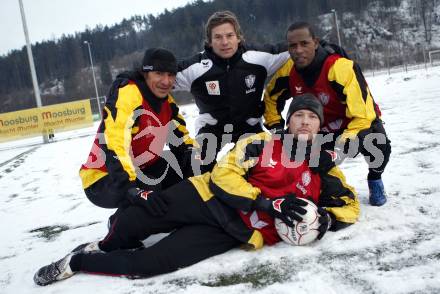 Fussball. Bundesliga. SK Austria Kaernten Trainingsauftakt. Carlos Chaile, Trainer Frenkie Schinkels, Alexandre Chiquinho Da Silva, Andreas Schranz.  Moosburg, am 5.1.2009
Foto: Kuess

---
pressefotos, pressefotografie, kuess, qs, qspictures, sport, bild, bilder, bilddatenbank