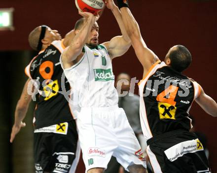 Basketball. Bundesliga. Kelag Wörthersee Piraten gegen BSC Raiffeisen Fürstenfeld Panthers. Joachim Buggelsheim (Piraten), Ray Shawn, Adam Louis Boone (Fuerstenfeld). Klagenfurt, 4.1.2009
Foto: Kuess

---
pressefotos, pressefotografie, kuess, qs, qspictures, sport, bild, bilder, bilddatenbank