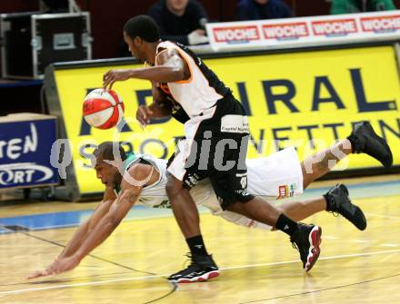 Basketball. Bundesliga. Kelag Wörthersee Piraten gegen BSC Raiffeisen Fürstenfeld Panthers. Tim Burnette (Piraten), Nicholas Gipson (Fuerstenfeld). Klagenfurt, 4.1.2009
Foto: Kuess

---
pressefotos, pressefotografie, kuess, qs, qspictures, sport, bild, bilder, bilddatenbank