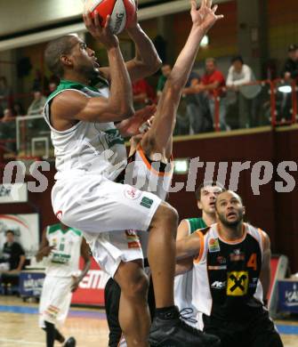 Basketball. Bundesliga. Kelag Wörthersee Piraten gegen BSC Raiffeisen Fürstenfeld Panthers. Tim Burnette (Piraten), Slobodan Ocokoljic (Fuerstenfeld). Klagenfurt, 4.1.2009
Foto: Kuess

---
pressefotos, pressefotografie, kuess, qs, qspictures, sport, bild, bilder, bilddatenbank