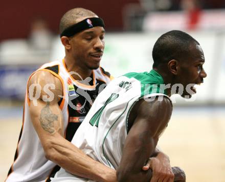 Basketball. Bundesliga. Kelag Wörthersee Piraten gegen BSC Raiffeisen Fürstenfeld Panthers. Brandon Hartley (Piraten), Ray Shawn (Fuerstenfeld). Klagenfurt, 4.1.2009
Foto: Kuess

---
pressefotos, pressefotografie, kuess, qs, qspictures, sport, bild, bilder, bilddatenbank