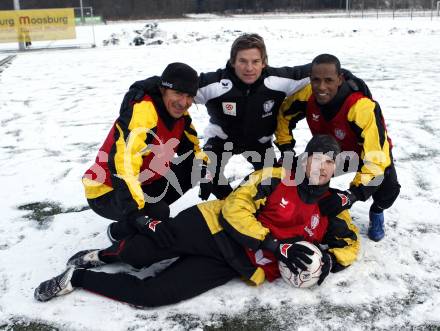 Fussball. Bundesliga. SK Austria Kaernten Trainingsauftakt. Carlos Chaile, Trainer Frenkie Schinkels, Alexandre Chiquinho Da Silva, Andreas Schranz.  Moosburg, am 5.1.2009
Foto: Kuess

---
pressefotos, pressefotografie, kuess, qs, qspictures, sport, bild, bilder, bilddatenbank