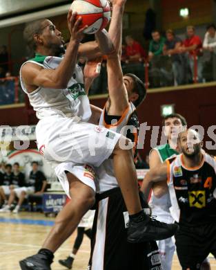 Basketball. Bundesliga. Kelag Wörthersee Piraten gegen BSC Raiffeisen Fürstenfeld Panthers. Tim Burnette (Piraten), Slobodan Ocokoljic (Fuerstenfeld). Klagenfurt, 4.1.2009
Foto: Kuess

---
pressefotos, pressefotografie, kuess, qs, qspictures, sport, bild, bilder, bilddatenbank