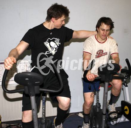 EBEL. Eishockey Bundesliga. EC Pasut VSV gegen EHC LIWEST Linz. Training nach dem Spiel. Michael Raffl, Nico Toff. Villach, am 6.1.2009.
Foto: Kuess 


---
pressefotos, pressefotografie, kuess, qs, qspictures, sport, bild, bilder, bilddatenbank