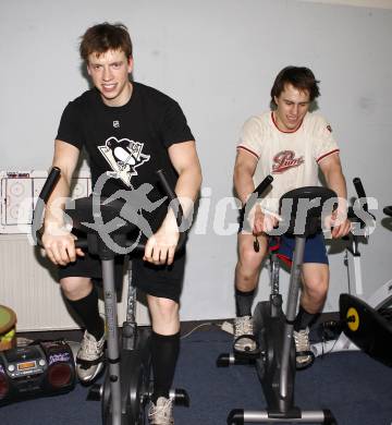 EBEL. Eishockey Bundesliga. EC Pasut VSV gegen EHC LIWEST Linz. Training nach dem Spiel. Michael Raffl, Nico Toff. Villach, am 6.1.2009.
Foto: Kuess 


---
pressefotos, pressefotografie, kuess, qs, qspictures, sport, bild, bilder, bilddatenbank