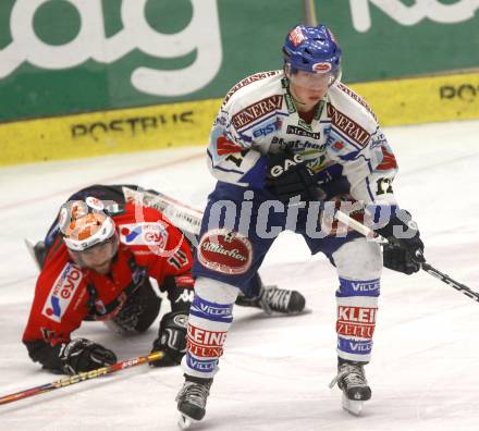 EBEL. Eishockey Bundesliga. EC Pasut VSV gegen HC TWK INNSBRUCK, DIE HAIE. Michael Raffl,  (VSV), Philippe Lakos (Innsbruck). Villach, am 9.1.2009.
Foto: Kuess 


---
pressefotos, pressefotografie, kuess, qs, qspictures, sport, bild, bilder, bilddatenbank