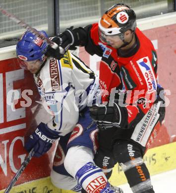 EBEL. Eishockey Bundesliga. EC Pasut VSV gegen HC TWK INNSBRUCK, DIE HAIE. Martin Oraze,  (VSV), Jay Henderson (Innsbruck). Villach, am 9.1.2009.
Foto: Kuess 


---
pressefotos, pressefotografie, kuess, qs, qspictures, sport, bild, bilder, bilddatenbank