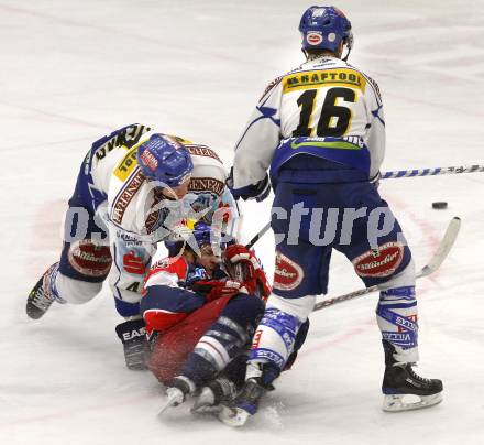 EBEL. Eishockey Bundesliga. EC Pasut VSV gegen EC Red Bull Salzburg. Mike Stewart, Dan Cavanaugh, (VSV),  Manuel Latusa (Salzburg). Villach, am 11.1.2009.
Foto: Kuess 


---
pressefotos, pressefotografie, kuess, qs, qspictures, sport, bild, bilder, bilddatenbank