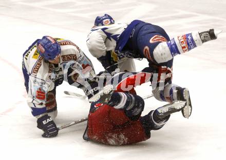 EBEL. Eishockey Bundesliga. EC Pasut VSV gegen EC Red Bull Salzburg. Mike Stewart, Dan Cavanaugh, (VSV),  Manuel Latusa (Salzburg). Villach, am 11.1.2009.
Foto: Kuess 


---
pressefotos, pressefotografie, kuess, qs, qspictures, sport, bild, bilder, bilddatenbank